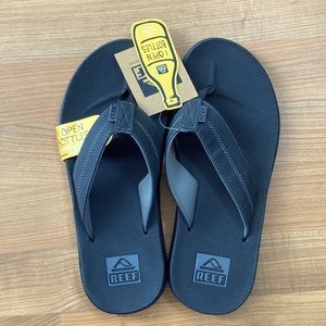 NWT Men’s Reef flip flops- Black *with bottle opener!! Size 9
